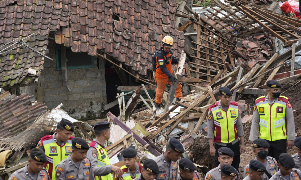 Pareigūnai teigė, kad vis dar dingę ir, kaip manoma, įstrigę griuvėsiuose yra apie 40 žmonių