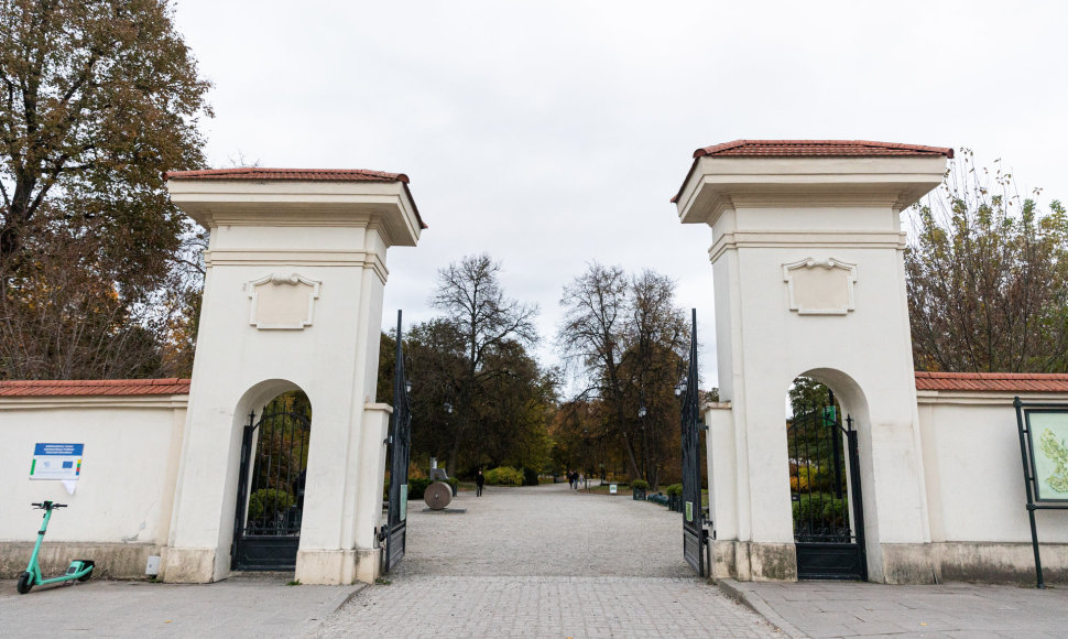 Sereikiškių parko Bernardinų sodo vartai