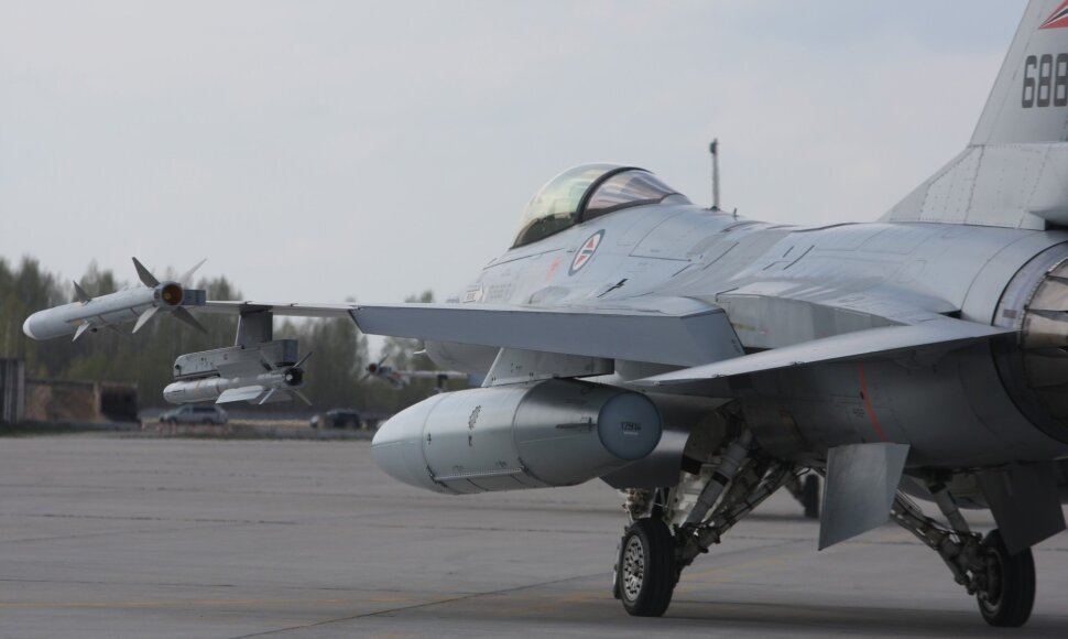 Aviacijos bazėje Šiauliuose leidžiasi NATO lėktuvas
