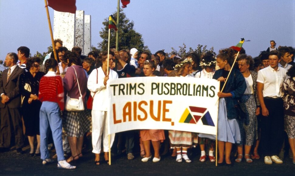 Baltijos kelio akcijos ties Pasvaliu dalyviai. Fotografijos autorius – Kęstutis Svėrys.