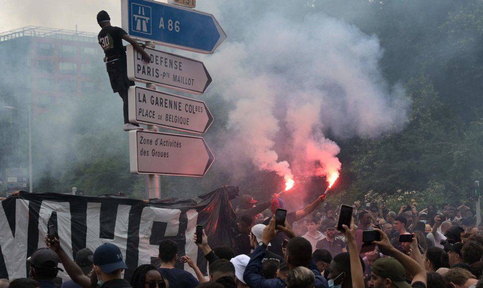 Prancūzijoje nerimsta protestai dėl policijos nušauto paauglio