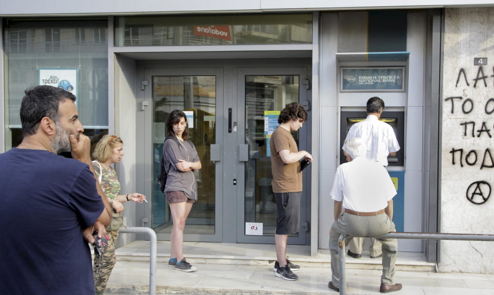 Eilė prie bankomato Graikijoje