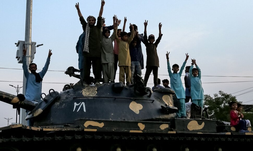 Pakistane žmonės &scaron;venčia paliaubas su Indija / SHAHID SAEED MIRZA / AFP