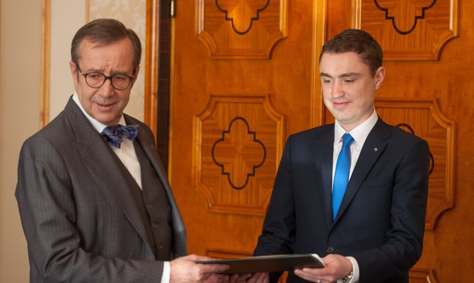 Toomas Hendrikas Ilvesas patikėjo vyriausybės vairą Taavi Roivui.
