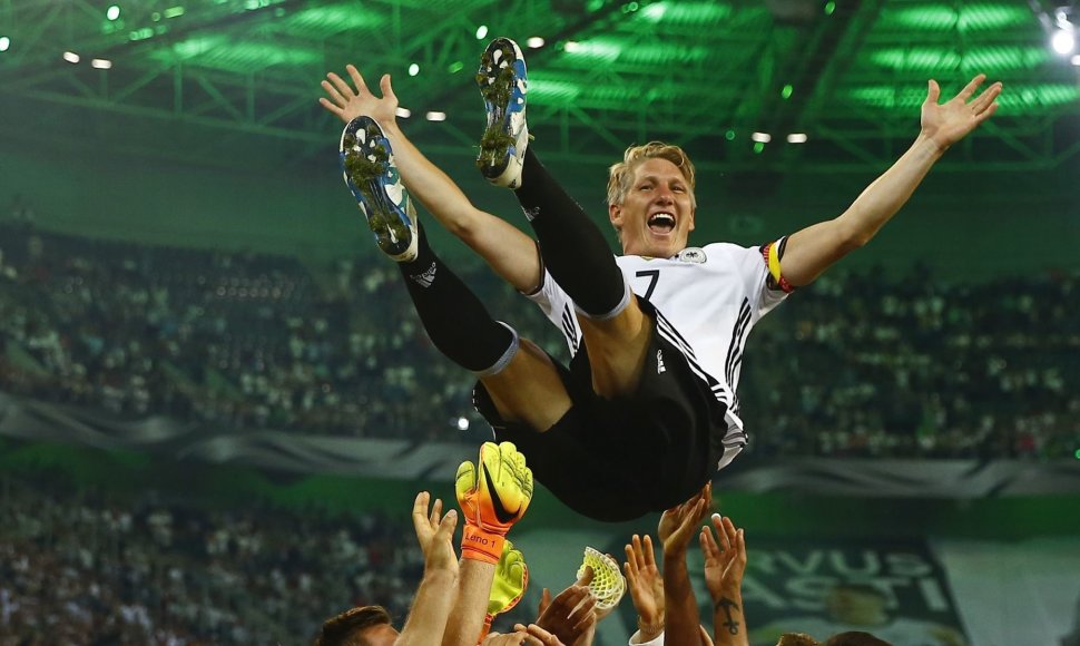Futbolininkas Bastianas Schweinsteigeris pagerbiamas po rungtynių