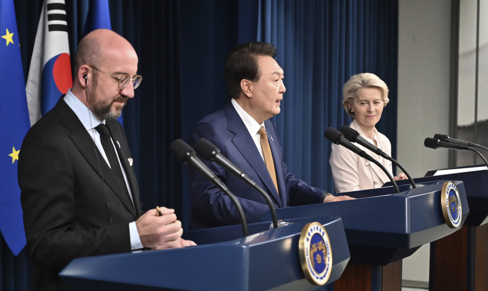 Europos Vadovų Tarybos pirmininkas Charles'is Michelis, Pietų Korėjos prezidentas Yoon Suk-yeolas ir Europos Komisijos pirmininkė Ursula von der Leyen