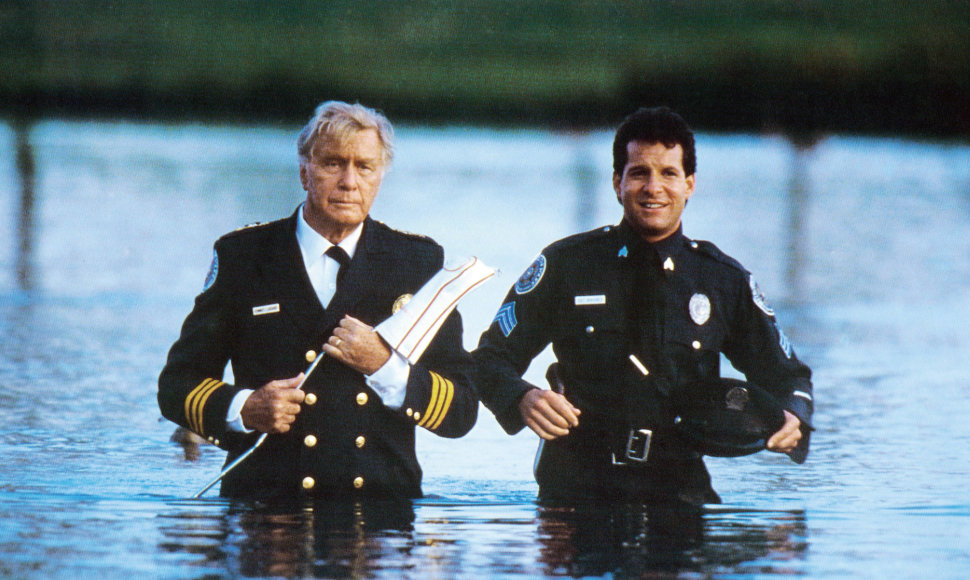 George'as Gaynesas ir Steve'as Guttenbergas filme „Policijos akademija 4“ (1987 m.)