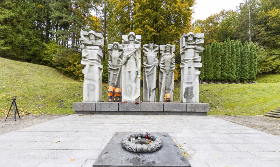 Vilniaus Antakalnio kapinėse apipaišytas paminklas sovietų kariams