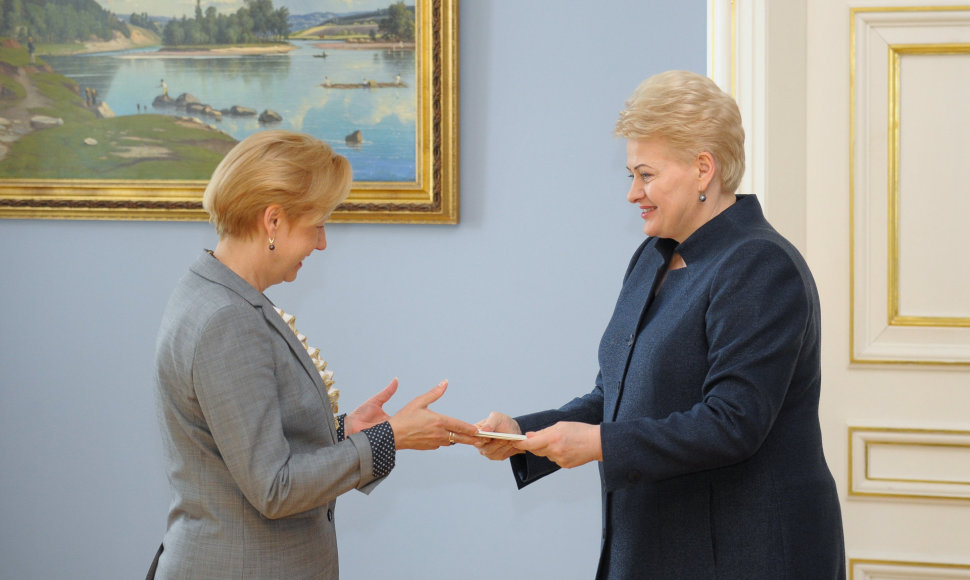 Prezidentė įteikė skiriamuosius raštus Lietuvos ambasadorei Pietų Afrikos Respublikoje