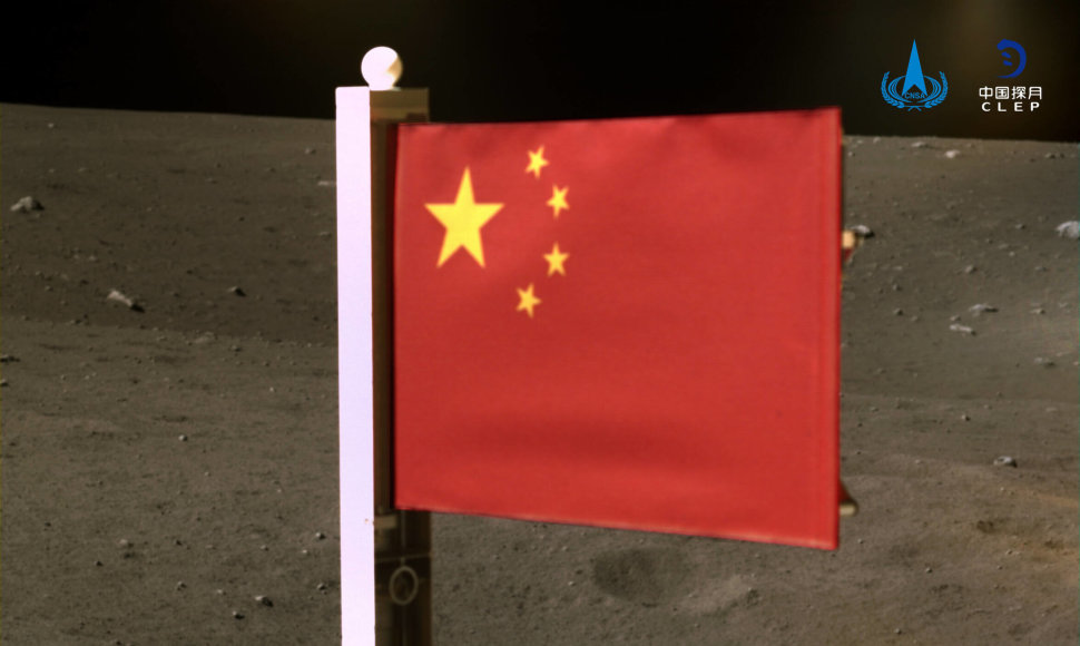 Mėnulio mėginius rinkęs Kinijos zondas ant palydovo paviršiaus įsmeigė ir Kinijos vėliavą