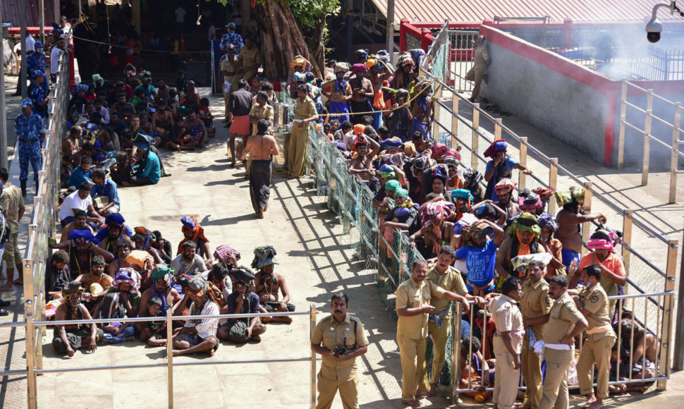 Indijoje per protestus prie svarbios šventyklos policija panaudojo ašarines dujas
