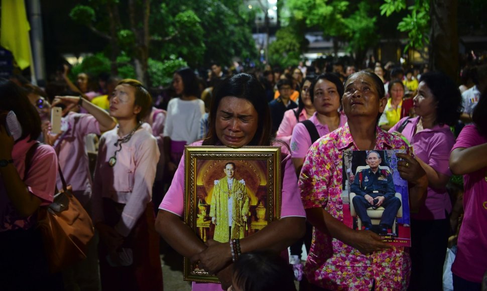 Tailandiečiai gedi po ilgos ligos mirusio mylimo monarcho Bhumibolo Adulyadejo