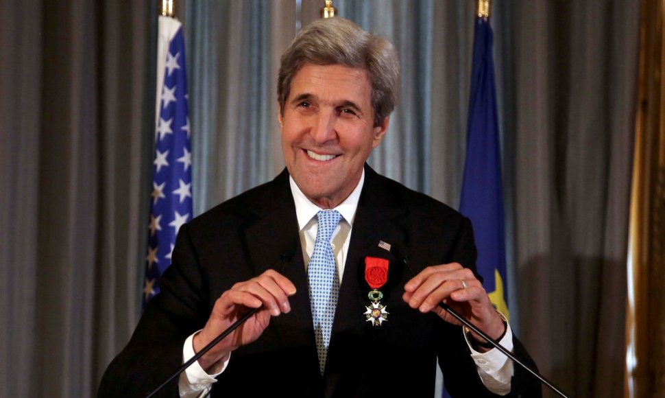 Johnas Kerry apdovanotas aukščiausio rango Prancūzijos apdovanojimu