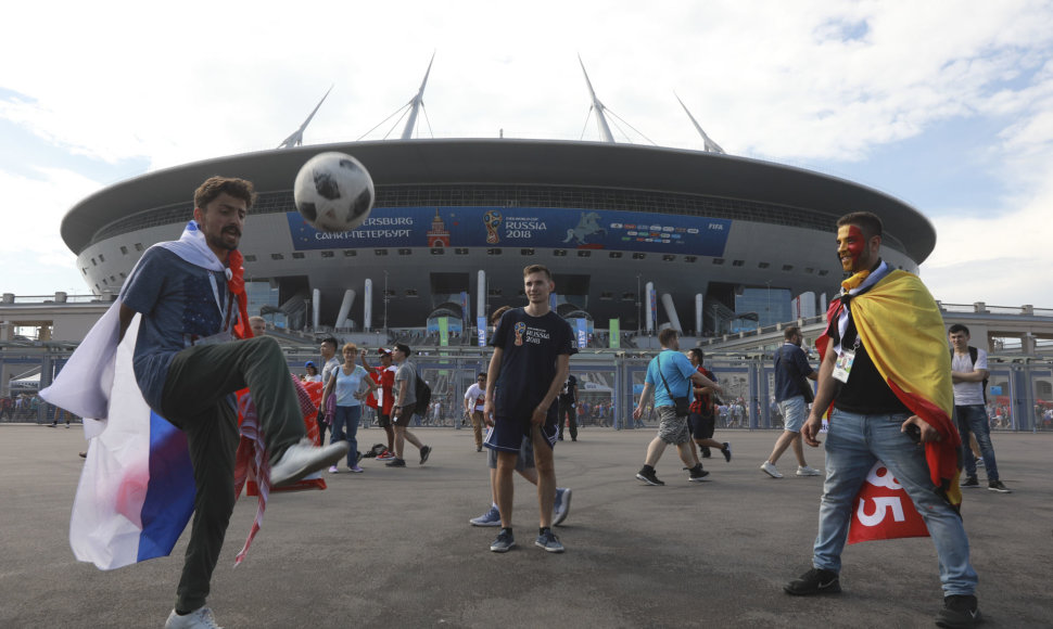 Futbolo sirgaliai prie Sankt Peterburgo stadiono