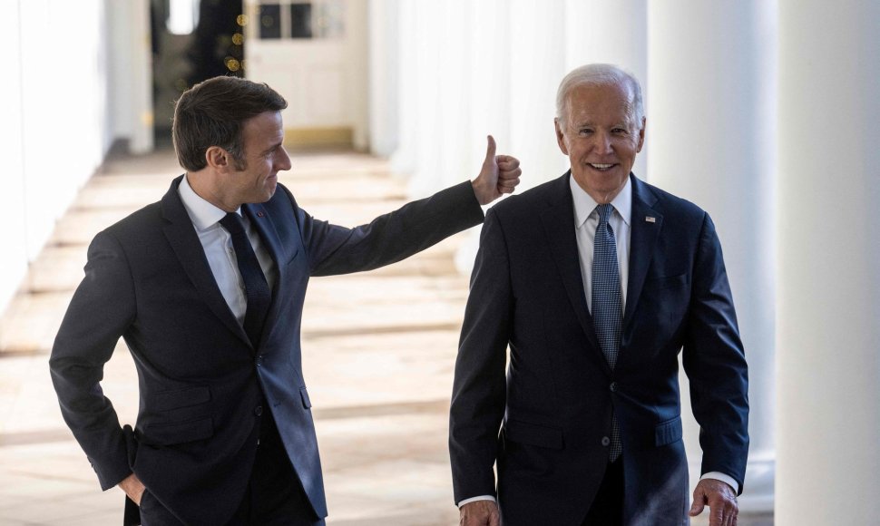 Prancūzijos prezidentas Emmanuelis Macronas ir JAV lyderis Joe Bidenas