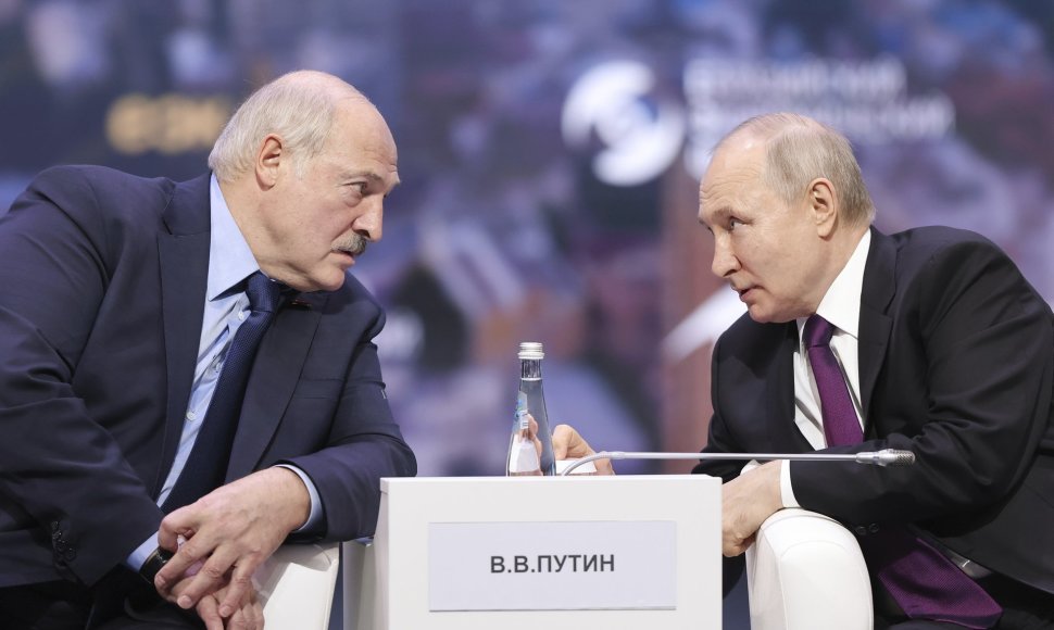 Baltarusijos autoritarinis prezidentas Aliaksandras Lukašenka ir Rusijos lyderis Vladimiras Putinas