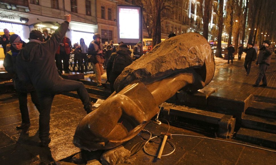 Kijeve nuverstas Lenino paminklas