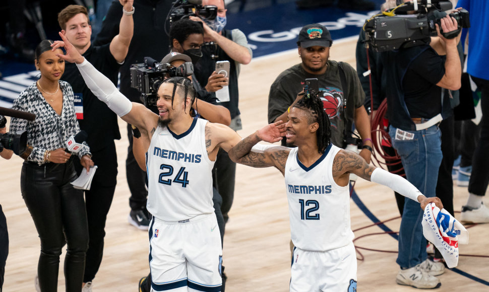 „Memphis Grizzlies“ krepšininkai švenčia pergalę serijoje