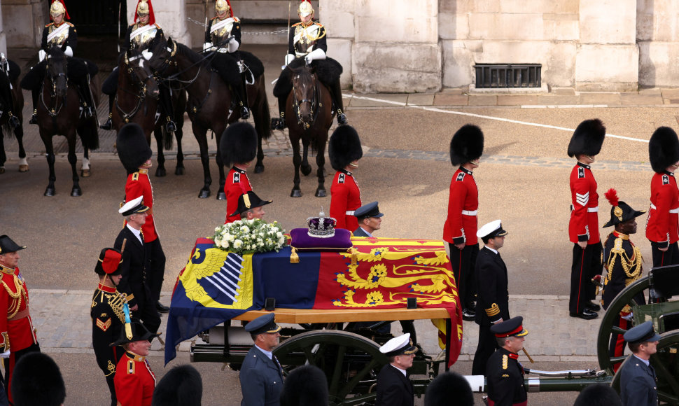 Elizabeth II karstas pervežtas į Vestminsterio salę