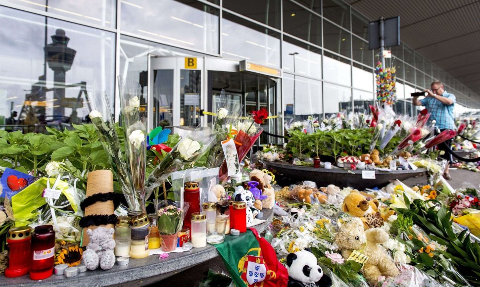 Gėlės ir žvakės žuvusiems „Malaysia Airlines“ aukoms