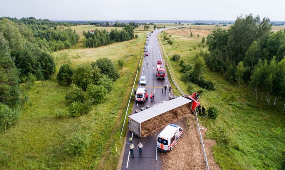 Kelyje Vilnius–Pabradė ant kelio nuvirto krovininis automobilis