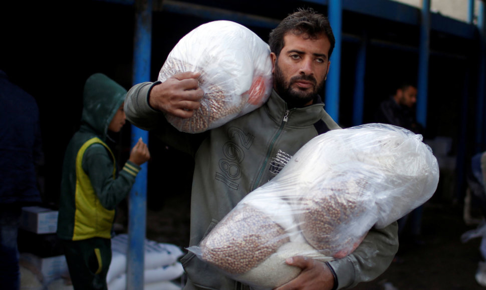 Palestinietis su maisto daviniais