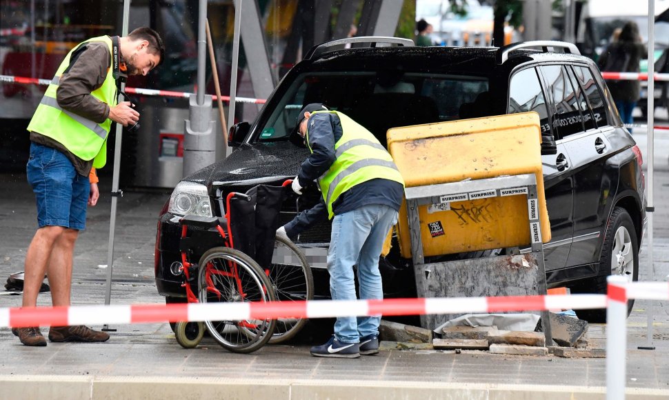 Berlyne automobiliui įsirėžus į pėsčiuosius, sužeisti mažiausiai penki žmonės