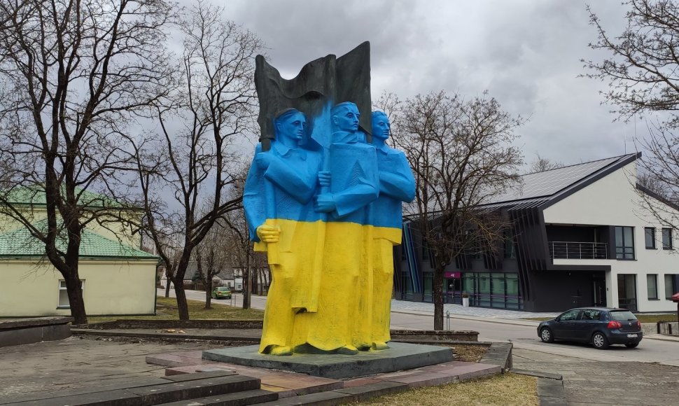Paminklas Ukmergėje nudažytas Ukrainos vėliavos spalvomis