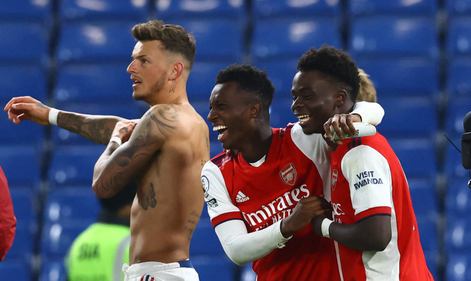 Londono „Arsenal“ futbolininkai švenčia pergalę prieš „Chelsea“ 