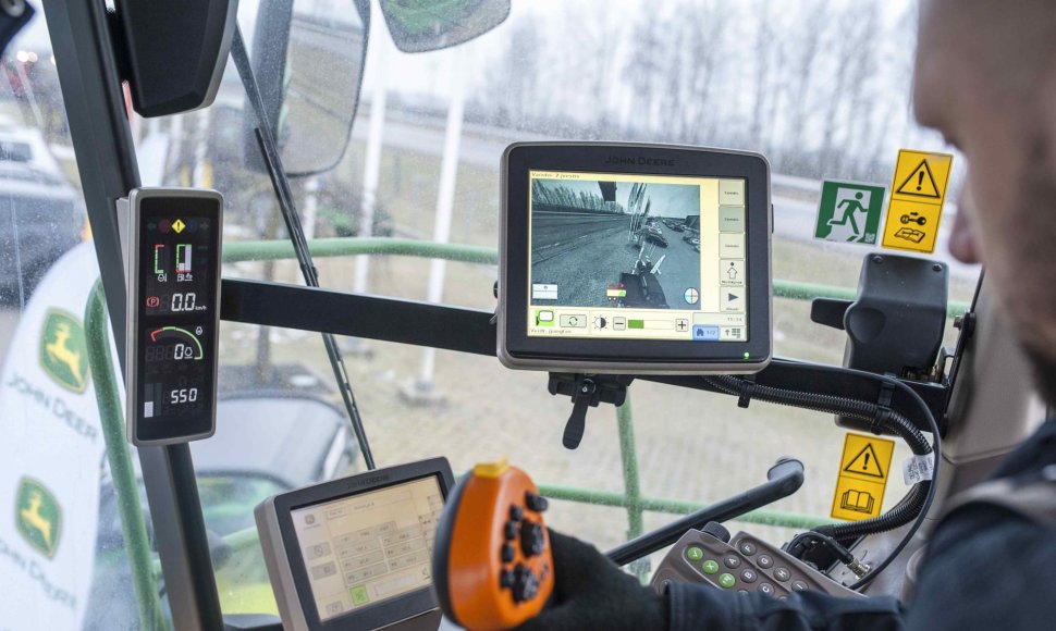 Kas bendra tarp sportiško „Porsche 911 Carrera 4S“ ir traktoriaus „John Deere“?