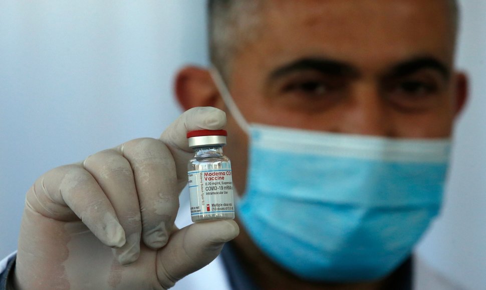 Palestinietis medikas su vakcinos nuo koronaviruso buteliuku