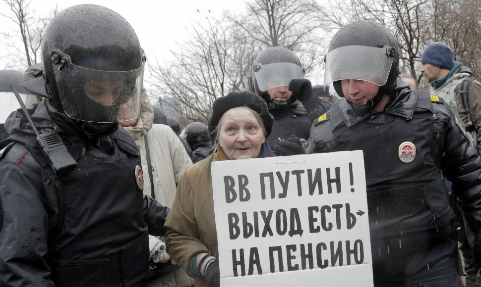 Rusijos policija sulaikė kelias dešimtis protestuotojų.