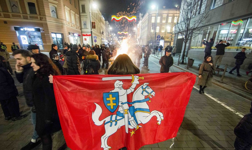 Sostinėje uždegta 16 simbolinių laužų 