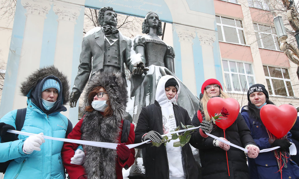 Rusijoje protestuodamos moterys Valentino dienos proga formavo žmonių grandines