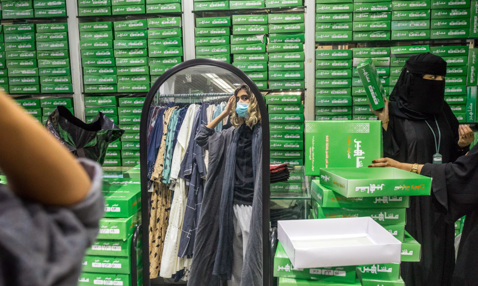 Moteris drabužių parduotuvėje Saudo Arabijoje