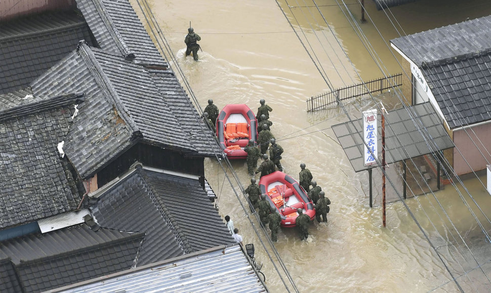 Dėl potvynių ir nuošliaužų grėsmės Japonija paskelbė 240 tūkst. žmonių evakuaciją