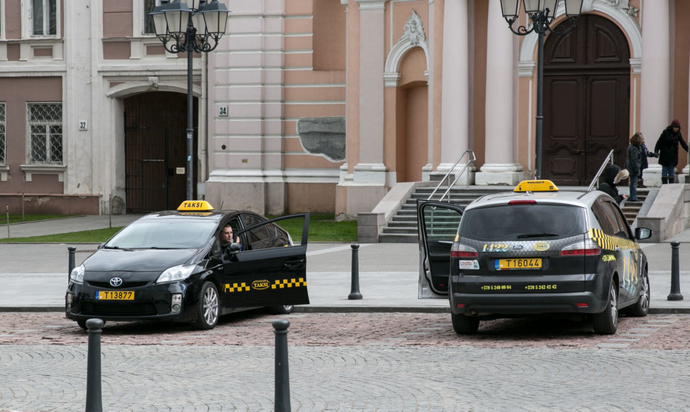 Taksi automobiliai prie Šv. Kazimiero bažnyčios