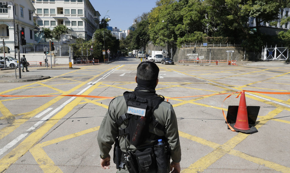 Honkongo policija nutraukė universiteto apsiaustį