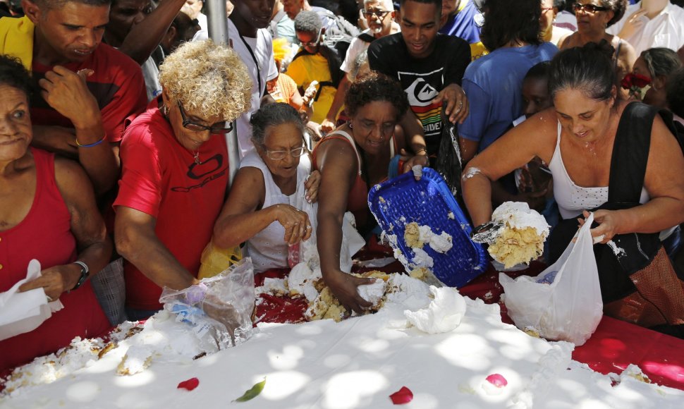 Rio de Žaneiras 450-ąjį gimtadienį paminėjo 450 metrų ilgio tortu.