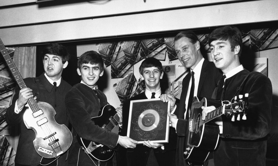 „The Beatles“ nariai su prodiuseriu George'u Martinu (antras iš dešinės) – 1962 m.