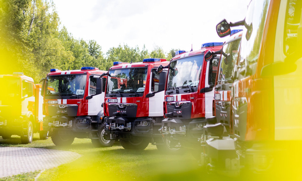 Priešgaisrinės apsaugos ir gelbėjimo departamentas pristatė 20 naujų vidutinės klasės automobilinių cisternų.