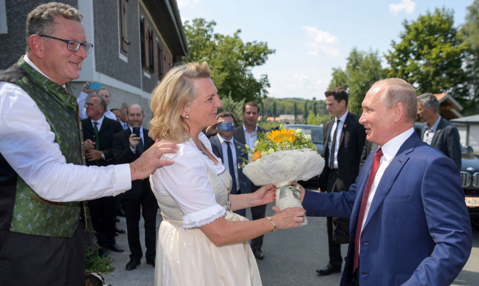 Karin Kneissl ir Vladimiras Putinas