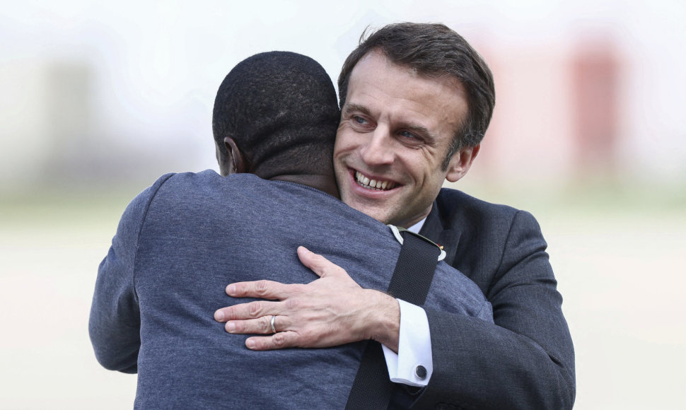Prancūzijos prezidentas Emmanuelis Macronas ir iš nelaisvės Malyje grįžęs žurnalistas Olivier Dubois