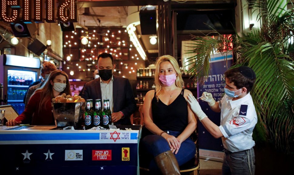 Izraelyje gyventojai skiepijami net baruose