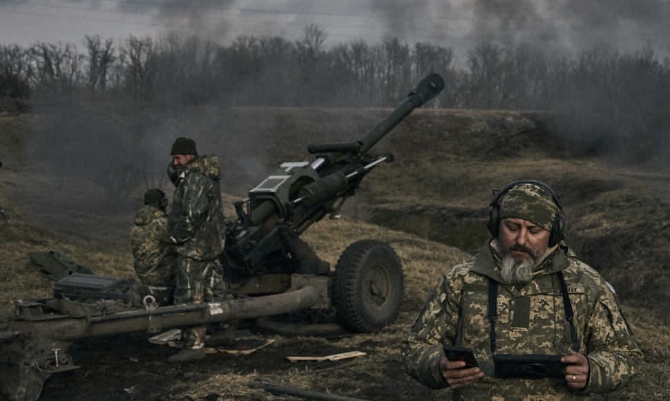 Ukrainos kariai prie Bachmuto apšaudo rusų pozicijas