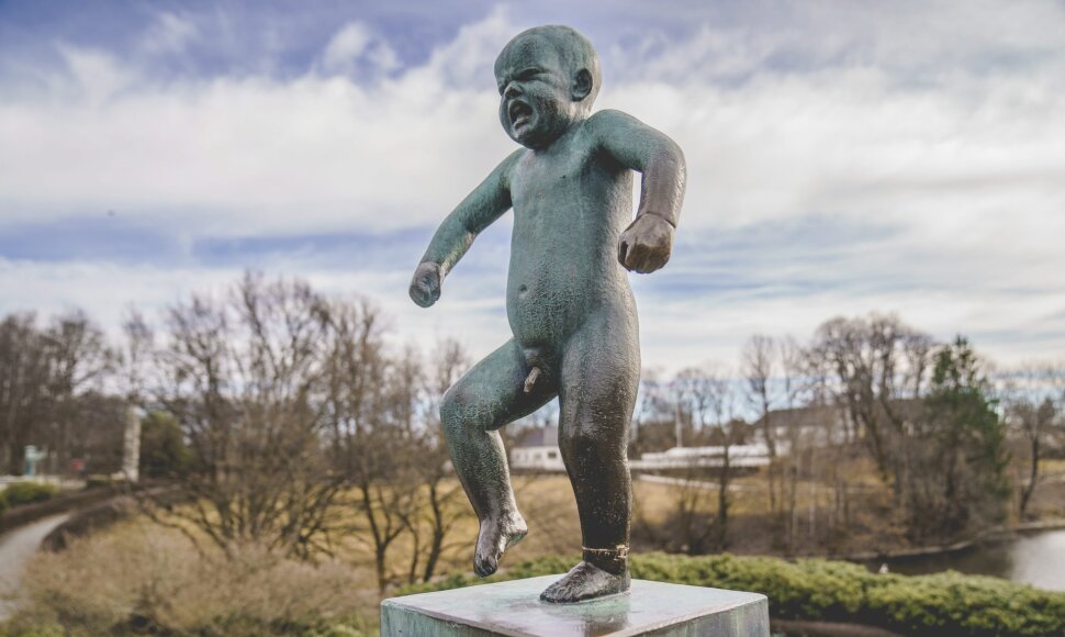 Oslo parke esanti pykstančio berniuko skulptūra