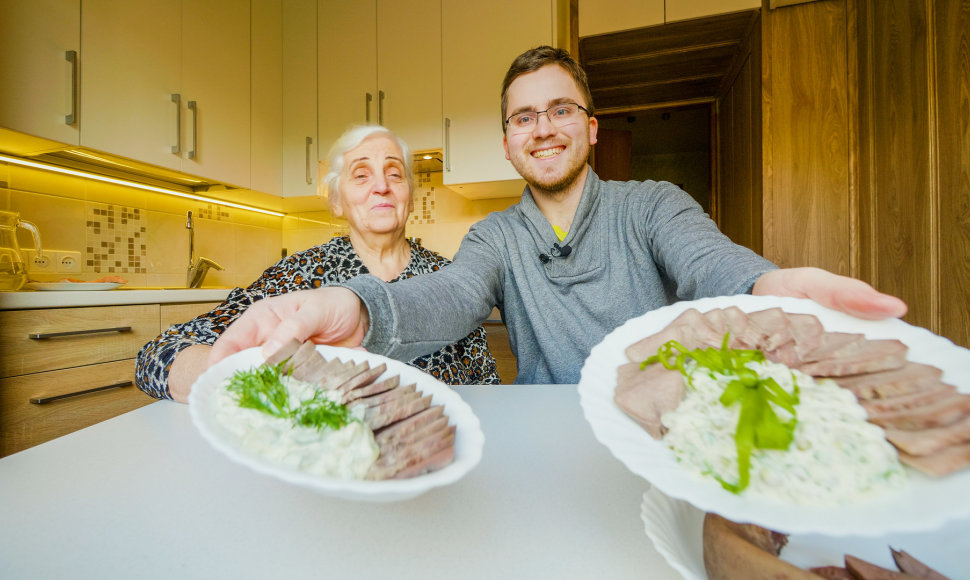 Močiutė Biruta su anūku Romu kartu gamina skaniausius patiekalus