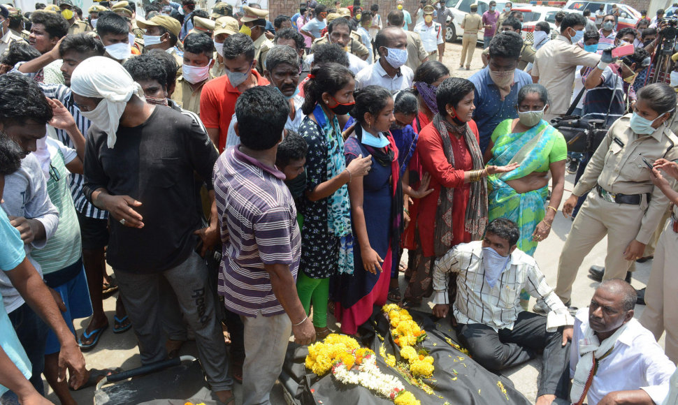 Indijoje žuvusiųjų kūnais nešini protestuotojai šturmavo gamyklą, kurioje nutekėjo dujos