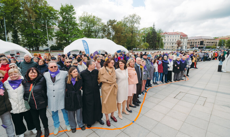 POLA &bdquo;Apsikabinimų banga&ldquo; Vilniaus Katedros aik&scaron;tėje