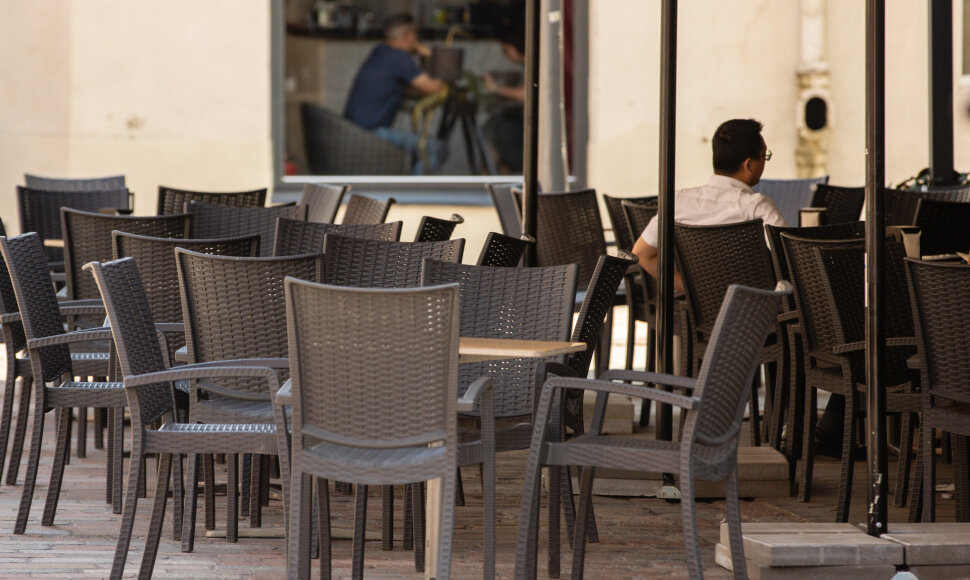 Restoranų ir kavinių lauko terasos Vilniaus gatvėje Kaune